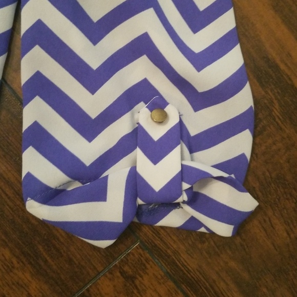 Chevron sheer gold accent top - Picture 2 of 3